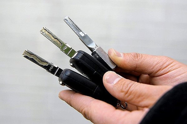 Der Polenschlüssel (r.) aus gehärtetem Stahl steht den Originalen von Audi und VW (l.) in nichts nach.