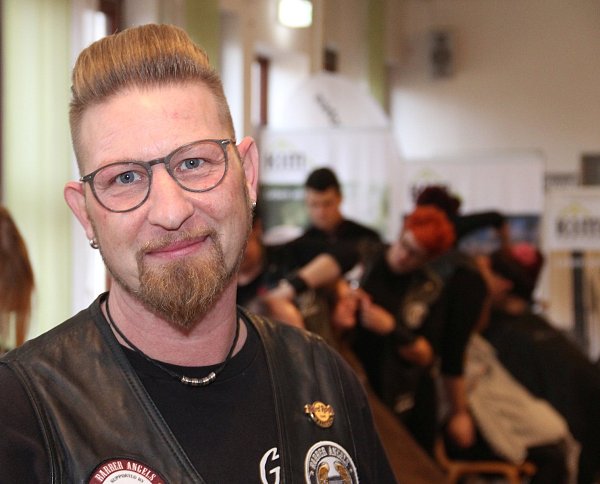 Frisörmeister aus Beverungen: Carsten Richter hat den Einsatz in Paderborn organisiert - © Marco Schreiber