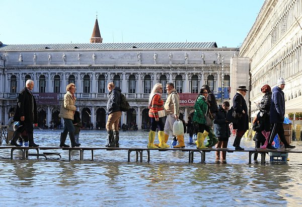 Land unter: Der Markusplatz in Venedig steht komplett unter Wasser. - © picture alliance/dpa