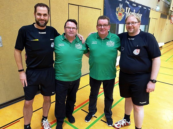 Beim Spieltag in Bünde aktiv: Vorsitzender Thomas Boerscheper und Turnierleiter Andreas Tesch, eingerahmt von den Schiedsrichtern des Spiels des Tages, Sven Caspari (l.) und Sven Windmann. - © Ulrich Finkemeyer