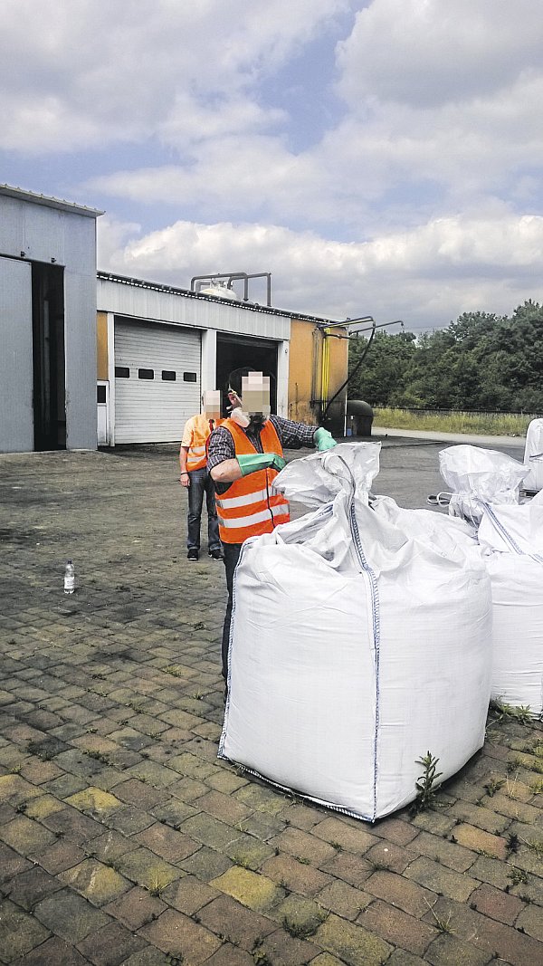 Fehlerhafte Analysen: Im Sommer 2015 nehmen Kontrolleure der Behörden Proben von der Pflanzenkohle, die Wiemers in seiner Holzverstromungsanlage hergestellt hat. - © Privat