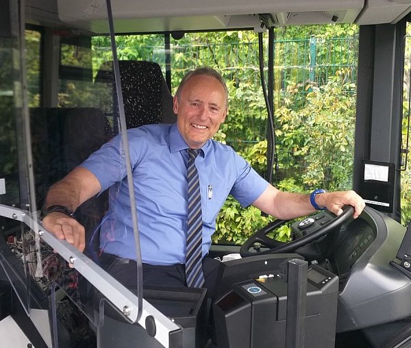 Die Busfahrer bekommen Sicherheitsscheiben zwischen ihrem Arbeitsplatz und dem Fahrgastraum. - © Padersprinter
