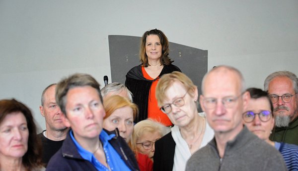 Die Schauspiel-Profis Stefanie Höner (auf dem Bild im hinten) und Oliver Seidel proben mit Lübbecker Bürgerinnen und Bürgern für die Aufführungen am Wochenende 4. bis 6. Juli auf dem Marktplatz. - © Stadt Lübbecke