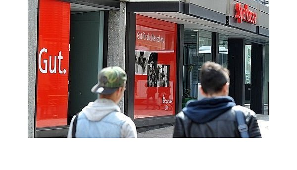 Streit um lukrative Alt-Sparverträge - © Wirtschaft