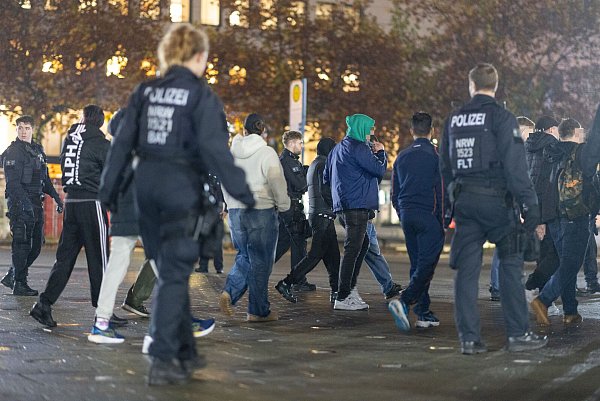 Die Polizei will durch ständige Präsenz bestimmten Gruppen - wie hier am Kesselbrink - auf die Nerven gehen. - © Oliver Krato