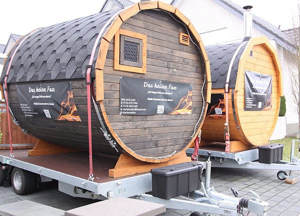 Die mobile Sauna kann problemlos auf einem Anhänger transportiert werden. - © Björn Kenter