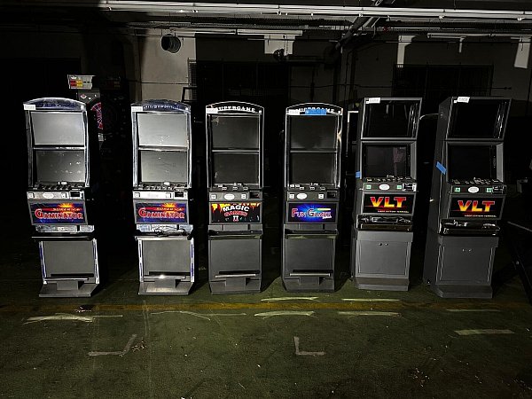 Die sechs in dem illegalen Casino in Brilon sichergestellten Spielautomaten. - © Polizei Paderborn