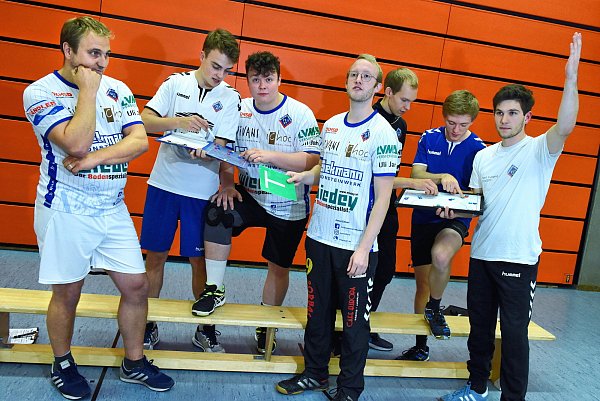 Fachsimpeln, bis der Arzt kommt: So verzweifelt wie auf diesem Bild ist TuS-97-Coach Christian Sturhan (l.)noch nicht, auch wenn Nelis Heidemann, Alexander Hoffmann, Jonas Eitner, Christopher Zinn, Marvin Weidner und Arne Möller (v.l.) ihr Trainerwissen gerne kundtun. - © Barbara Franke