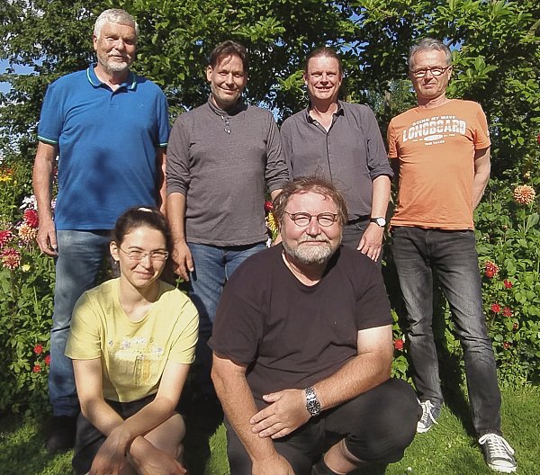 Die Herforder Autoren-Gruppe im Sommer 2022. Mit Norbert Sahrhage, Nicolas Bröggelwirth, Michael Helm und Artur Rosenstern(hinten v.l.n.r.). Und Christine Zeides sowie Ralf Burnicki (vorne). Es fehlt Petra Czernitzki. - © Olga Zeides