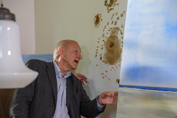 Leonard Lansink entdeckt den Schimmel hinter einem Bild, der durch den Wasserschaden verursacht wird. - © Wolf Christian Winsel