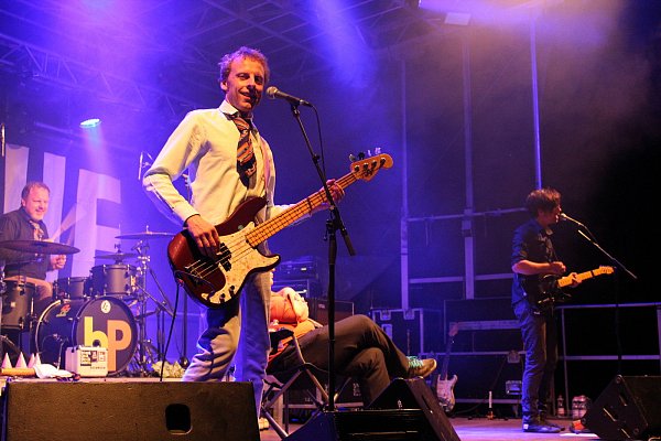 Tiefgründige Texte mit Humor: Die Headlinerband „Kapelle Petra" aus Hamm sorgte abends für super Stimmung. - © Simon Steinberg