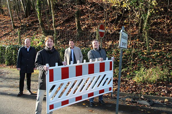Marcus Püster (Bürgermeister Schlangen), Andreas Meyer (Niederlassungsleiter Straßen.NRW), Frank Hilker (Bürgermeister Detmold) und Landrat Dr. Axel Lehmann räumen die Absperrungen beiseite. - © Dieter Asbrock