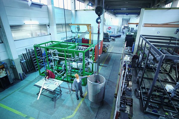 Fertigung am Standort Füllenbruch: Hier stellt das Unternehmen seine Anlagen im Bereich Hochtemperatur-Technik her. Unser Foto zeigt, wie eine Rohrwendel zum Aggregat transportiert wird. - © HTT