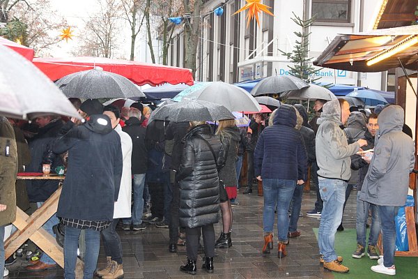Schirmherrschaft war angesagt rund um die Stände am

Schweinebrunnen am Heiligabend angesichts Dauerregens. Foto: Wolfgang

Döbber - © Wolfgang Döbber