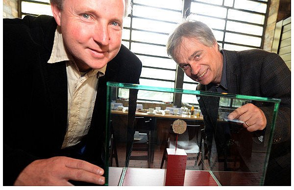 Sven Spiong (l.), Leiter der LWL-Stadtarchäologie Paderborn, und Museumsleiter Martin Kroker mit einem Bleisiegel, das die Echtheit einer Urkunde belegt, welche einst Papst Innozenz IV. ausstellte. - © FOTOS: MARC KÖPPELMANN