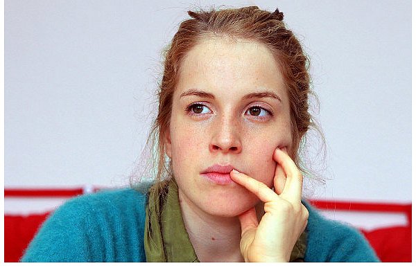 Paula Kalenberg bei ihrem Besuch gestern im Mädchenhaus. Die 26-jährige Schauspielerin ist in Bielefeld aufgewachsen. Wohlbehütet, wie sie erzählt. Dafür ist sie dankbar. - © FOTO: WOLFGANG RUDOLF