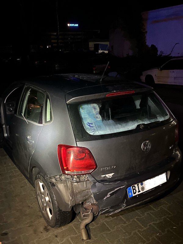 Der VW wurde bei der Unfallfahrt eines BMW-Fahrers beschädigt. - © Polizei Bielefeld