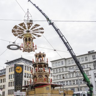Die oberste Etage der Bielefelder Weihnachtspyramide schwebt ein
