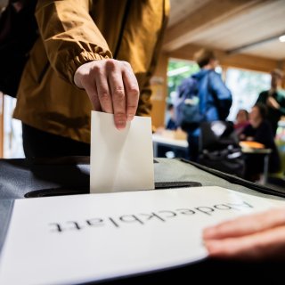 Eklat bei Kommunalwahl im Kreis Gütersloh: Tochter zerreißt Stimmzettel ihrer Mutter