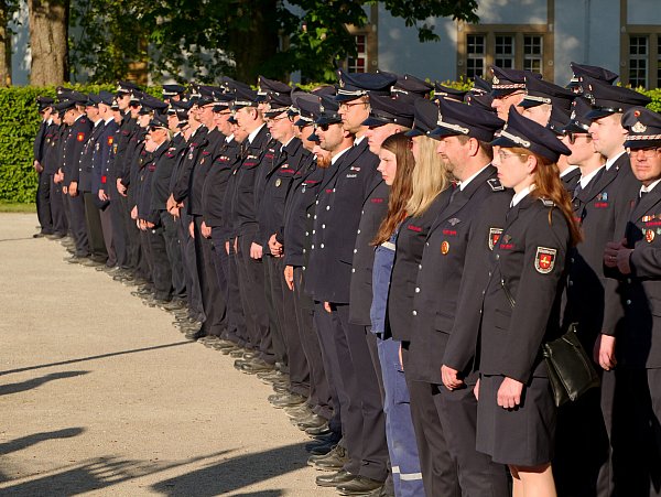 Feuerwehrleute aus allen zehn Feuerwehren aus dem Kreis Paderborn nehmen am Großen Zapfenstreich aus Anlass des 150-jährigen Bestehens der Feuerwehr Paderborn teil. - © Ralph Meyer