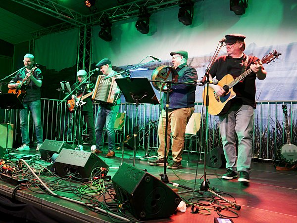 Ganz in Grün: Die Hövelhofer Band "Guinnessis" mit (v. l.) Ingo Theismann, Jürgen Kerstuing, Michael Berens, Udo Renneke und Markus Kersting. - © Ralph Meyer