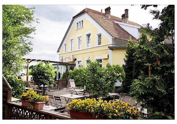 Der Runkelkrug ist bekannt für seinen großen Biergarten. Draußen gibt es einen Außenbereich mit Rutschen und Spielgerüst. - © PR