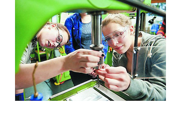 Einblick in die Arbeitswelt: Schülerinnen besuchten auch IMI (ehemals Buschjost) in Bad Oeynhausen. - © ALEXANDER QUAET-FASLEM