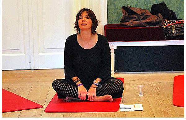 Beim Kundalini-Yoga verbindet Maya Fiennes Yogahaltungen, Mantras, Chants, Atem und Meditation. - © FOTO: HELGA KROOSS