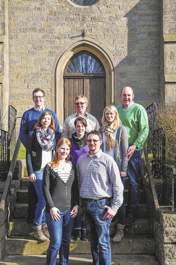 Vorfreude: Das Königspaar Wilhelm Günther junior (vorne) und Svenja Rösner und der Hofstaat. - © St. Jakobus Born-Münsterbrock