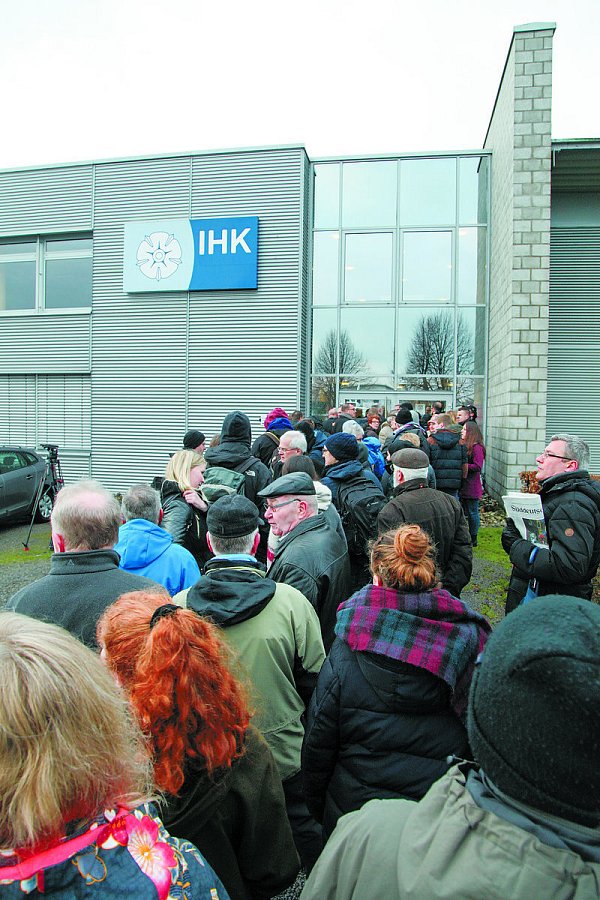 Warten auf Einlass: Vor der IHK bildet sich eine lange Warteschlange aus Journalisten und Bürgern, die den Prozess unmittelbar verfolgen wollen. - © Bernhard Preuß