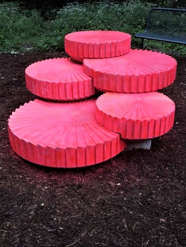 Unbekannte haben die Mühlsteine in Pink angemalt. - © A. Fahnenschmidt-Greven