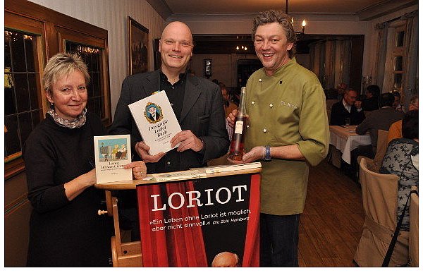 Martina Lange von der Buchhandlung Blume und Christoph Kubus (r.) von der Altdeutschen Bierstube begrüßen Christian Ludewig beim Loriot-Abend in ihrer Mitte. - © FOTO: KARIN PRIGNITZ