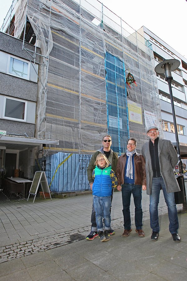 Unterm Richtkranz: Theo Moysig, Dirk Moysig vom Designbüro, Bauherr und Hotelier Henrik Krömker sowie Architekt Ralf Cziesla freuen sich, dass es voran geht. - © Foto: Kiel-Steinkamp
