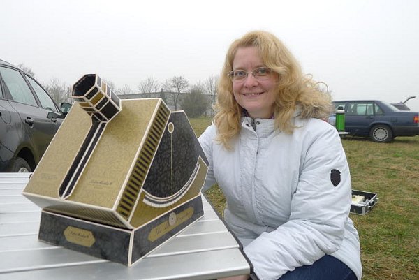 Einsatz bleibt aus: Ulrike Neumann mit Sonnenprojektor. - © Foto: DS