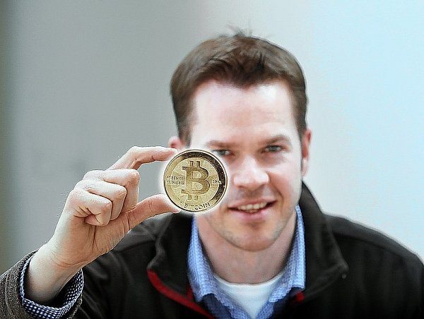 Oliver Flaskämper mit einer Darstellung des virtuellen Geldes "Bitcoin". Die Währung gibt es nur in der Internetwelt, die Münze ist dementsprechend in das Bild hineinmontiert. - © FOTOMONTAGE: FRANK-MICHAEL KIEL-STEINKAMP