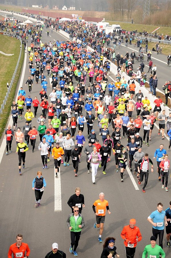 Rund 1000 Sportler kamen 2018 zum Autobahnlauf nach Steinhagen. - © Christian Helmig