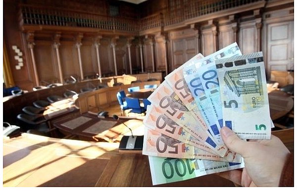 Herfords Ratsmitglieder erhalten monatlich pauschal 345,40 Euro. Anders sieht es etwa in Löhne aus: Der Grundbetrag ist niedriger, dafür werden die ehrenamtlichen Politiker mit einem Sitzungsgeld - sozusagen 'Antrittsprämie' entschädigt. - © FOTO: FRANK-MICHAEL KIEL-STEINKAMP