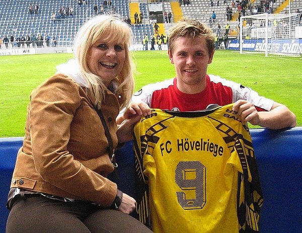 Gabi Pollak (l.) überreicht hier ihrem ehemaligen Spieler Heinrich Schmidtgal, zu diesem Zeitpunkt noch in Diensten von RW Oberhausen, ein Trikot des FC Hövelriege. Beim FCH hatte die Karriere des Deutsch-Kasachen vor 19 Jahren begonnen. - © FOTO: PRIVAT