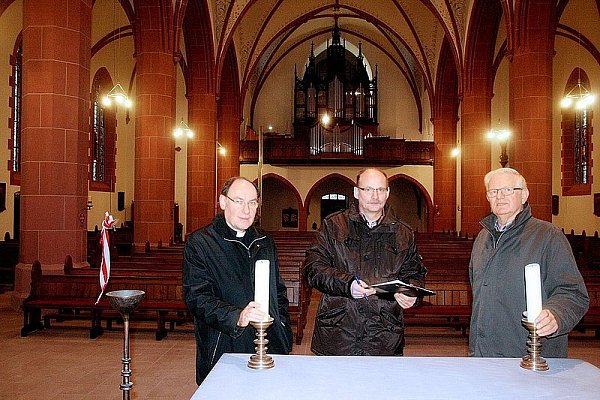 Pastor Thomas Nal, Planer Albert Henne und Kirchenvorstand Alfons Kümmel (v.l.). - © FOTO: BURKHARD BATTRAN