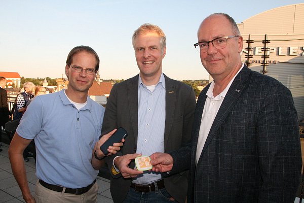City-Manager Heiko Appelbaum (v. l.), Wirtschaftinformatiker Daniel Beverungen (Uni Paderborn) und Werbegemeinschaftsvorsitzender Uwe Seibel diskutieren die Ergebnisse. - © Andreas Götte