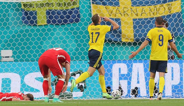 Schwedens Viktor Claesson (M) bejubelt sein Tor zum 3:2 gegen Polen. - © Igor Russak/dpa