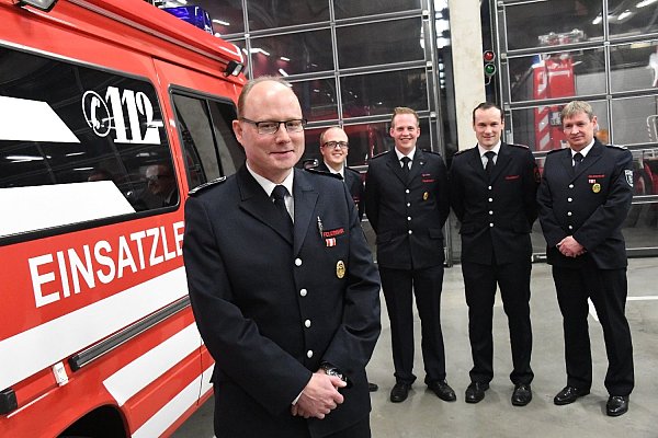 Löschzugführer Raphael Fortkord freut sich mit Feuerwehrchef Martin Wanders über die Beförderung von Christian Hindermann und Christoph Rieckhaus zu Brandmeistern sowie von Timo Helfbernd zum Brandinspektor. - © Andreas Eickhoff