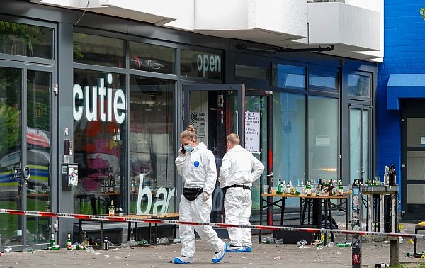Die Mordkommission ermittelt vor dem "Cutie": Vor der Bielefelder Disco war es im Mai 2025 zu einem Terroranschlag gekommen. - © Paul Brinkmann