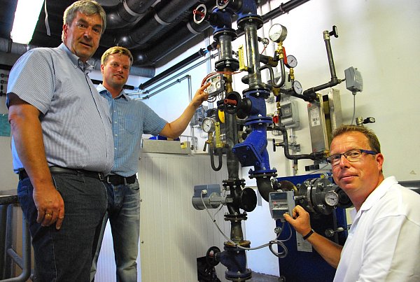 In der Heizzentrale: Bürgermeister Hermann Temme (v. l.) lässt sich von Michael Meyer und Bernd Willeke die Funktion zur Erwärmung des Beckenwassers erläutern. - © Helga Krooß