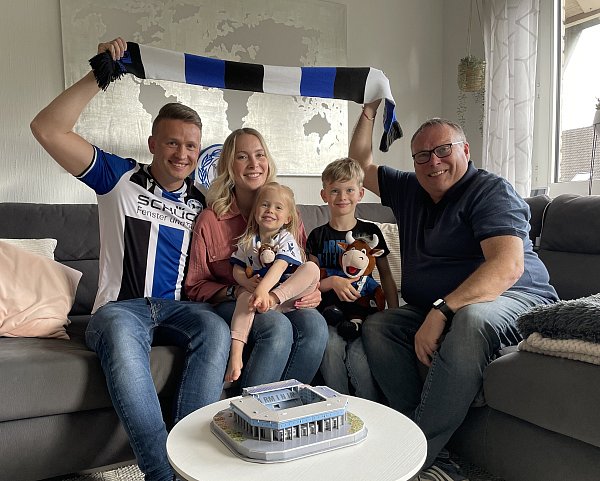 Freuen sich aufs Pokalfinale: Marco (v. l.) und seine Frau Lisa Thomulka mit Tochter Lotta und Sohn Mario sowie Dirk Warnke. - © Shannon-Lee Bendig