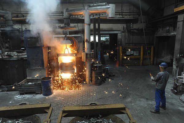In der Gießerei des Rahdener Unternehmens Kolbus wird das Eisen geschmolzen und dann bei einer Temperatur von etwas mehr als 1.400 Grad Celsius zu den Gussformen gebracht. - © Joern Spreen-Ledebur