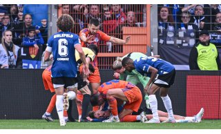 Erste Hilfe vom Schalker: Kurz bewusstlos: Bange Sekunden für Arminia Bielefeld nach Grodowskis...
