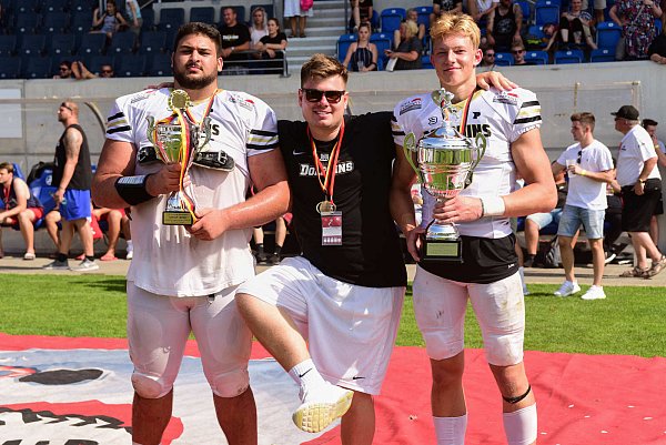 Wechsel in die Staaten: Headcoach Peter Daletzki (Mitte) mit Karim Al-Soufi und Luke Wentz, die beide ihr letztes Spiel für die Dolphins gemacht haben. - © Ralph Wentz