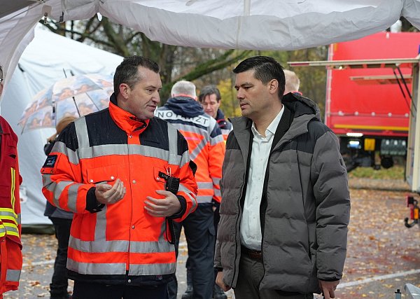 Landrat Mirco Schmidt (rechts) machte sich vor Ort ein Bild von der Übung und ließ sich unter anderem von Jan-Hendrik Schulte (Bevölkerungsschutz Kreis Herford) die genauen Abläufe erläutern. - © Kreis Herford