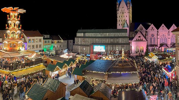 Weihnachtsmarkt am Abend: Nach der Ruhe des Totensonntags öffnen einige Märkte ihre Tore für Besucher. - © Niklas Tüns